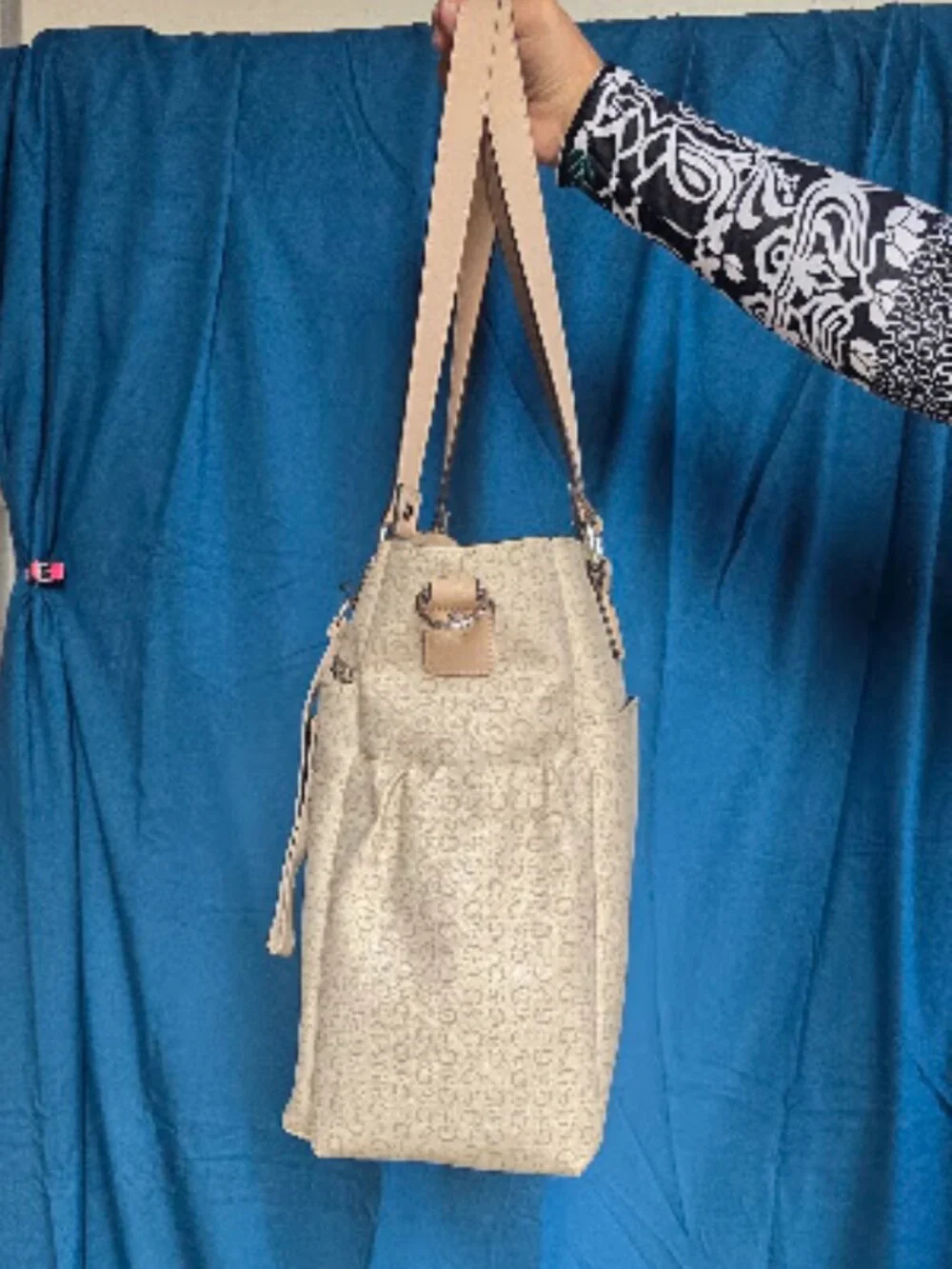 GUESS 4G Multi-functional / Work Tote / Travel Carry-On / Diaper Bag